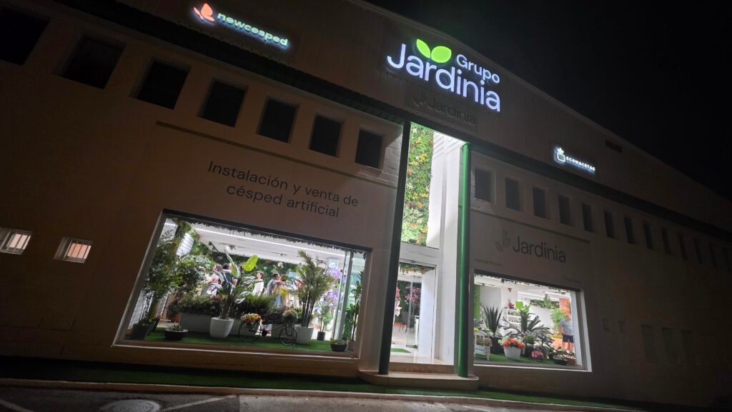 Fachada de Jardinia con rótulos encendidos