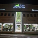 Transformación de fachada comercial de Grupo Jardinia en Elche realizada por DECOELX