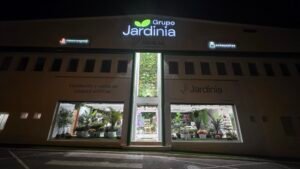 Transformación de fachada comercial de Grupo Jardinia en Elche realizada por DECOELX
